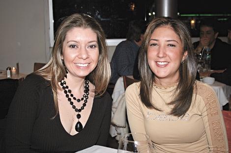 Katia Ruíz y Janette de Villa.