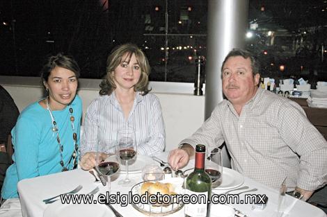 CENANDO Y CONVIVIENDO
Caro Saucedo, Carmen y Rogelio Aguilar.