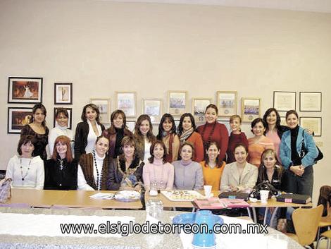 CENTRO DE DANZA DE LA LAGUNA PREPARA FESTEJOS
Maestras y ex alumnas que asistieron al desayuno.