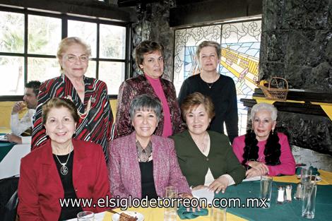 ALEGRE FESTEJO
La festejada junto a Luz Elena Chufani, Malena de Meléndez, Carmelita de Sada, Licha de Murra, Lupita de Cuesta y Aída Wolf.