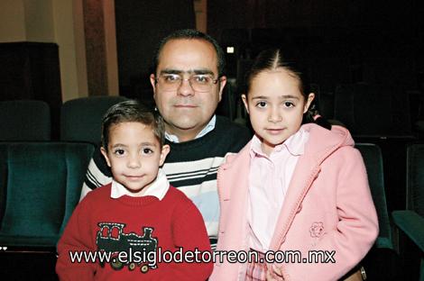 Eduardo Correa Villarreal con sus hijos Eduardo y Ana Mary Correa Rosas.