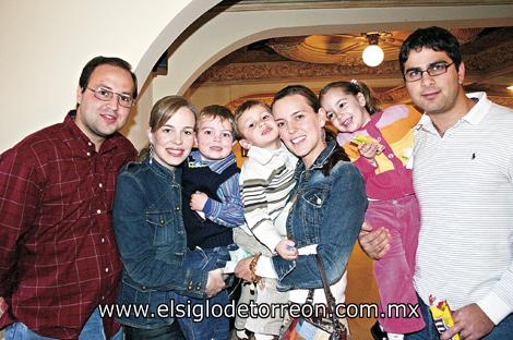 Fernando Pérez, Cristina Martínez de Pérez, Luisfer Pérez Martínez, Marala e Iván Garza, Paola Garza e Iván Garza.