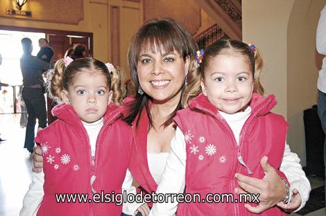 DIVERTIDA OBRA INFANTIL
Romina y Amina Cassani con su mamá Rocío Reza.