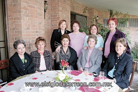 CUMPLEAÑOS DE CRISTINA DE ACOSTA
La festejada junto a Martha de Sada, Licha de Villarreal, Celia de Iriarte, Meche de Ruíz, Lucy de Calvillo, Luz Amelia de Cobo, Paty de Castro y Maruca de Bredeé.