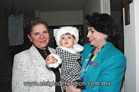 Ketita Gómez Bonilla con sus abuelas Gabriela Sáenz H. y Enriqueta Murra R.