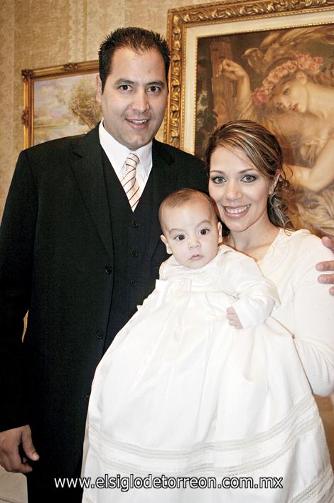 Alejandro Sánchez González y Belinda Nahle de Sánchez con su hijo Rodrigo.