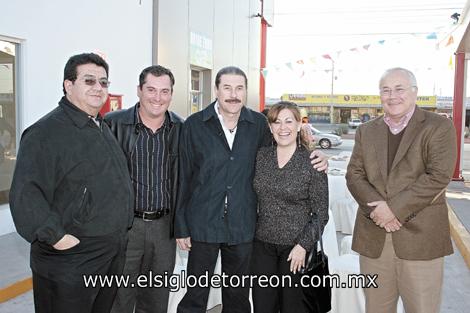 CONCURRIDA INAUGURACIÓN
Ernesto Herrera, Christian Collier de la Marliere Subealdea, Arturo Lozano, Lety Herrera de Lozano y Jorge Pérez Rodríguez.