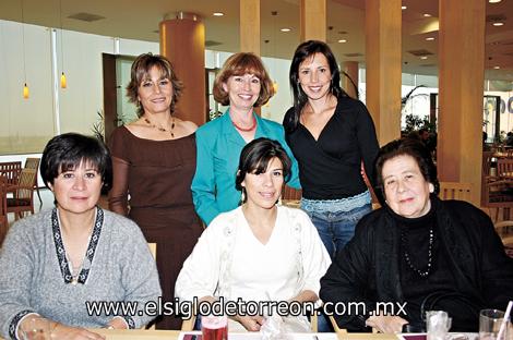 María Elena González, Angélica, Francisca González de Cruz, Vicky Mojica de Cruz, Silvia Pedroza y Fabiola Caran de Cruz.