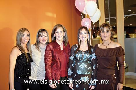 PRONTO SERÁ MAMÁ
Mónica Alarcón de Cruz junto a las organizadoras, sus hermanas Mariana y Adriana Alarcón Dávalos, su madre Adriana Dávalos de Alarcón y su suegra Vicky Mojica de Cruz.