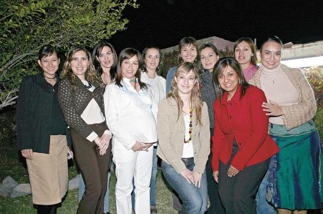 Martha Ávalos de Fahur, Mónica Pereyra de Pérez, María Esther Sobrino de Barrios, Emma Domínguez de García Colores, Ana Benavides de Camposeco, Karla Ávalos de Méndez, Elizabeth Gibert, Mónica Rodríguez de Meléndez, Irene Navarro de Serna, Liliana Orduño de Rendón y Valeria Correa acompañando a Emma Domínguez de García Colores.