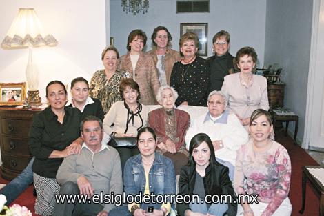 La festejada junto a Consuelo Flores de Arellano, Artemisa Arellano de Helguera, Xochitl y Valente Arellano, Lucha González, May Gil Alonso, Linda Murra, Carmelita Galán, Yolanda de Garza, Olga Estrada, Sandra Díaz, Salma Arellano, Alida y Belinda Villarreal e Isabel Escobedo