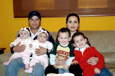 ni_19022006 
Hugo Rodríguez de la Peña y Yaneth Galván de Rodríguez acompañados de sus hijos.