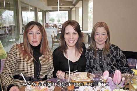 Alicia Reyes de González, Valeria Martínez y Paty Barba.