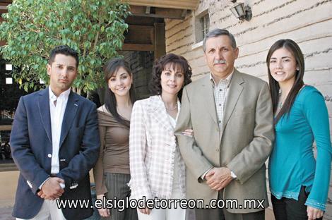 Eduardo Flores de la Fuente y Dora Alicia Palestino de Flores con sus hijos José Antonio, Dora y Mariana Flores Palestino.