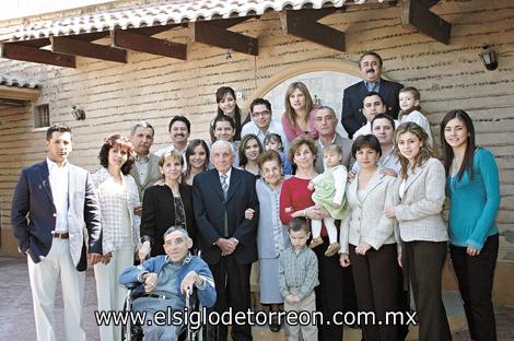 Los festejados junto a las familias Dávila Flores, Villalobos Flores, Mena Flores y Flores Palestino.