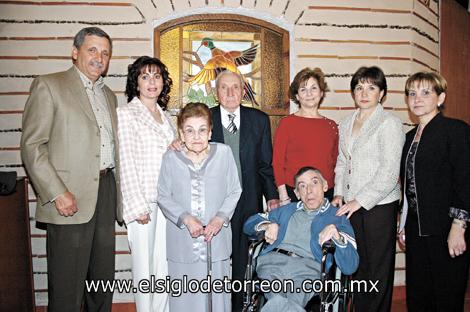 José Humberto Flores de la Fuente  y Mercedes de la Fuente de Flores junto a sus hijos Eduardo, Dora Alicia, Martha, Irene, Georgina y José Antonio.