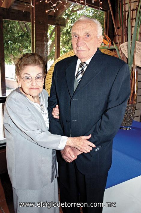 TODA UNA VIDA JUNTOS
Mercedes de la Fuente de Flores y José Humberto Flores de la Fuente.