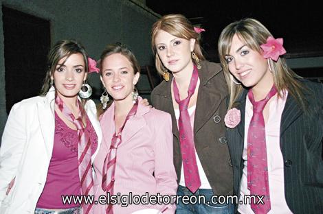 UN CUMPLEAÑOS ROSA
Las festejadas Adriana Agüero, Cecey Villarreal, Analía Román y Romy Humphrey