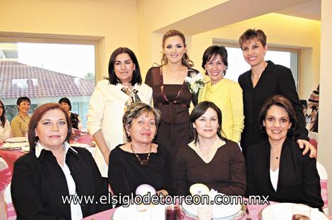 Lila Cepeda, Geno de Garrido, Maricarmen G. de Garrido, Gaby de Acosta, María Teresa Wong Sánchez, Yolú Rivera de Barranco y Laura de la Parra acompañando a Gianela Ortiz Gámez.