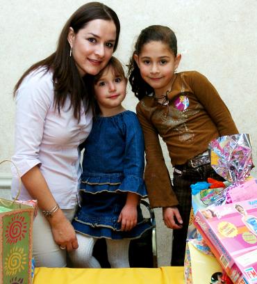 ni_24022006 
Ana Sofía Gauicín Campos acompañada por su mamá y su hermana en el dia que festejo sus siete años.