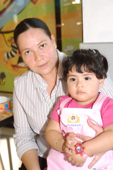 ni_26022006
Isabela Dïaz Hernández acompañada por su mamá Jasmín Hernández Quirarte