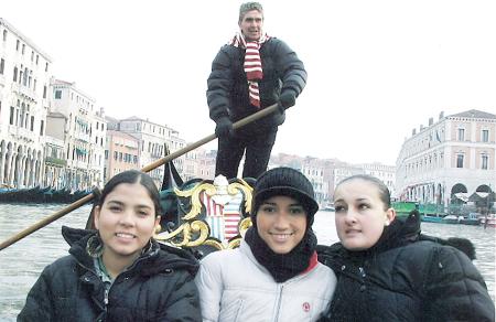 Cristina de Santiago, Verónica e Ivonne Medina, en un paseo por los canales de Venecia Italia