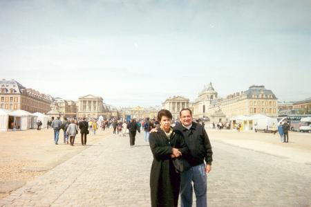 José de Jesús Ramírez Garza y su esposa Blanca Evelia Cooremans Hernández en una visita al Palacio de Versalles en Francia