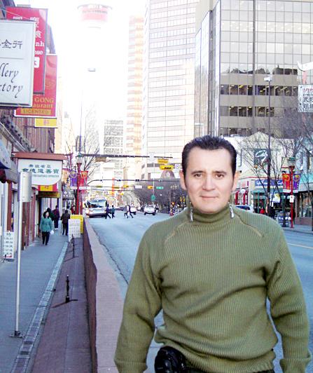 Juan José Corral Galiano frente a la Torre Calgary en Alberta, Canadá