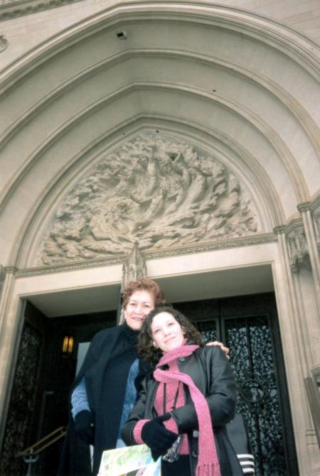 Juana María Enríquez y su hija Rocío Arreola, captadas en la Catedral de Wahington.