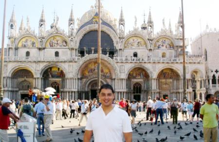 Sergio Valdez, captado en la majestuosa Plaza de San Marcos de Venecia, Italia.