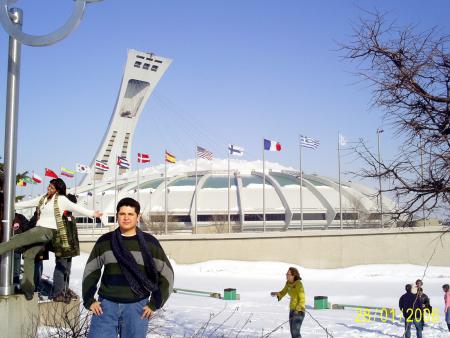 Luis Alfonso Huerta de la Torre, frente al estadio olimpico de Montreal, en su viaje de estudios, a aquel país de América del Norte