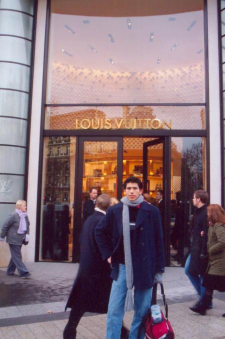 David Álvarez Adame, captado en una de las principales avenidas de París.