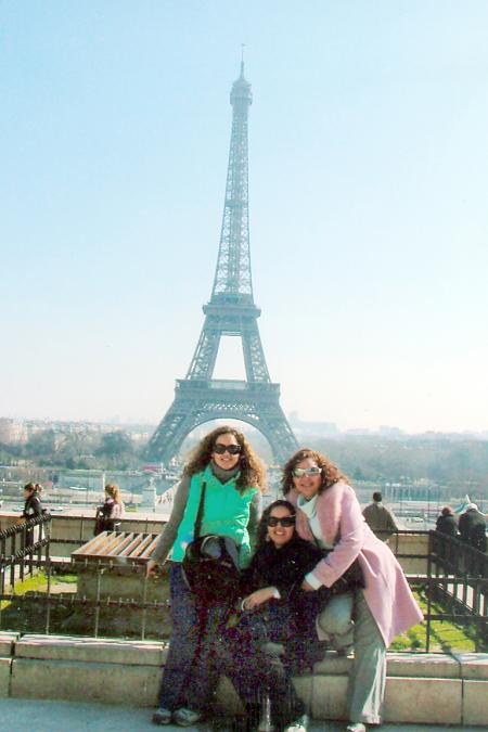 Victoria Domínguez, Jazmín y Desidereé Mier y Domínguez, en París, Francia.