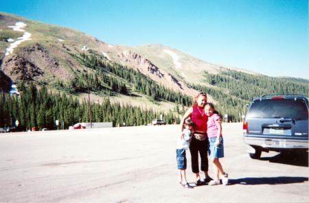 Claudia Yazmín junto a sus hijas en Aspen Colorado.