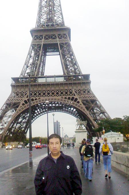 Germán de la Vara Ramírez, captado frente a la torre Eiffel, en París.