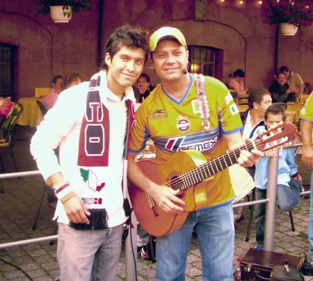 Christian Dìaz con Nicho Hinojosa en la plaza de Hannover.