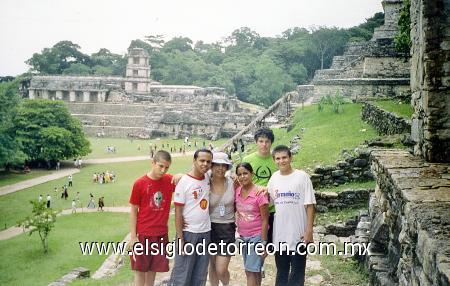 Ana Isabel de Vázquez, Isabel y Gerardo Vázquez, Gustavo, Luis y Álvaro Morales, captados en sus vacaciones en Palenque, Chiapas.