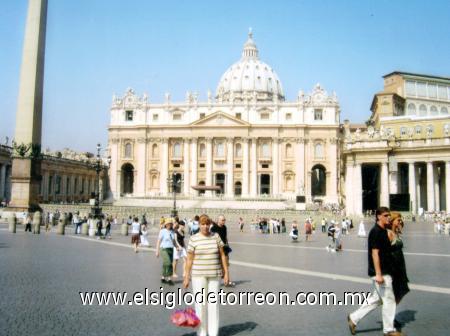 Natividad Moya en la Plaza de San Pedro en El Vaticano.ç