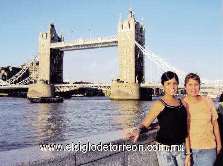 Natividad Moya y Mariana Santos Moya en Londres.