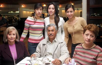 va_01032006 
Adriana, Julia y Claudia Peña Payán, Cualita Peña de Yacamán,José Adán Peña V.y Julia Payán de Peña.