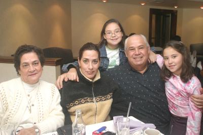 va_02032006 
Cristina Rivas de Gómez, Cristina Gómez de Dávila, Francisco Dávila R., Cristy y Regina Dávila Gómez.