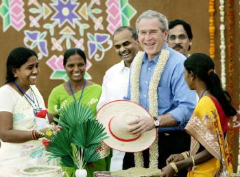 En su discurso, Bush se detuvo en las relaciones económicas entre los dos países y en el papel de India en la lucha contra el terrorismo, y aseguró que el crecimiento económico de este país abre 'más oportunidades' de negocio a EU.