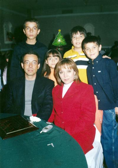 va_03032006 
Carlos Aguirre Moreno y Martha Medina de Aguirre con sus hijos Carlos, Abraham, y Ana Cecy. V-Carlos Aguirre Moreno y Martha Medina de Aguirre con sus hijos Carlos, Abraham, y Ana Cecy