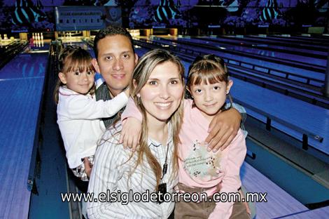 Marifer Pérez con sus papás Cesar Pérez y Mónica Pereyra de Pérez y su hermana Paulina.