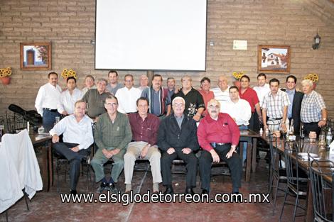 FELICIDADES A CHUY IZA
El festejado junto a sus invitados Paco Dávila, Donaldo Ramos, Pepe Mansur, Chuy Marcos, Jesús Villarreal, Pipe Rodríguez, Jesús Campos, Jorge Sada, Daniel Ramos, Donaldo Ramos Jr., Ricardo Dueñes, Ángel Ramos, Hugo Chiffer, Nacho Obeso, Poncho Arizpe, Salvador Martínez, Toño Murillo, José Iza y Alfredo Kuri.