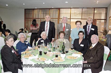 URIEL VALDÉS ANAYA ¡CUMPLE 90 AÑOS!
EL festejado acompañado por Ricardo Anaya P. y Chole Llamas de Anaya, Soledad Vera de Anaya, Estela Pérez de Valdés, María Luisa Rojo de Anaya, Jesús Anaya Vera, Elena Kessler de Anaya y Raúl Anaya Rojo.