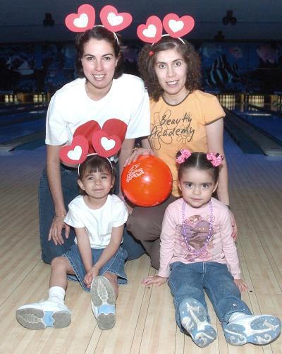 va_05032006 
Claudia Vélez, Kelly Rodríguez, Adriana Boone y Marce Sardón