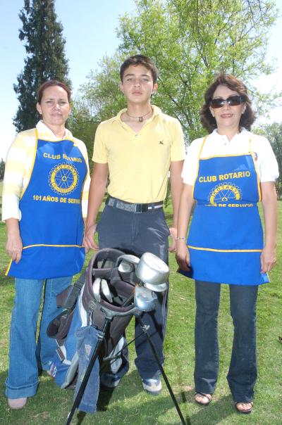 va_05032006 
María de la Luz de Méndez junto a Gerardo y Rosalba Agüero