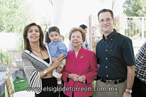 Ana Cristina García de Inzunza con su hijo Pablo; la festejada y José Pablo Inzunza Fernández.