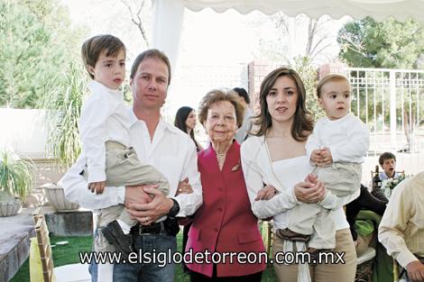 José Revuelta R. y Eva María García de Revuelta con sus hijos José y Hernán, así como la festejada Eva Viesca de Maisterrena.